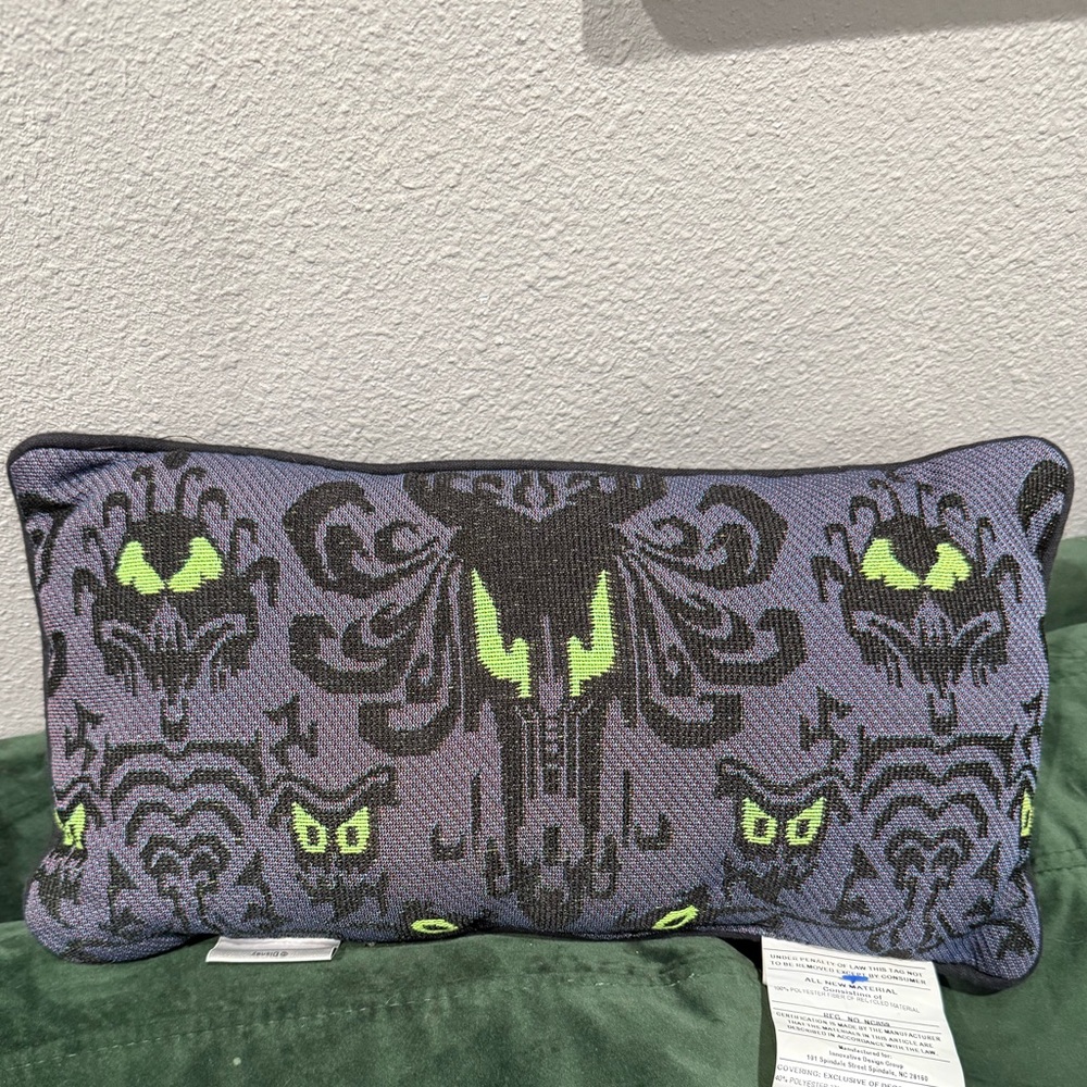 DISNEY RARE HAUNTED MANSION TOMB SWEET TOMB TAPESTRY PILLOW